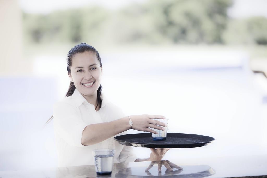 Hotel Grace Cafayate Exterior foto A waitress at work
