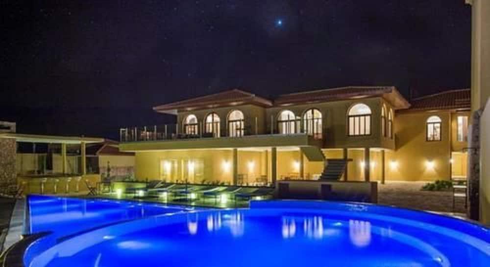 Hotel Grace Cafayate Exterior foto The pool at the hotel