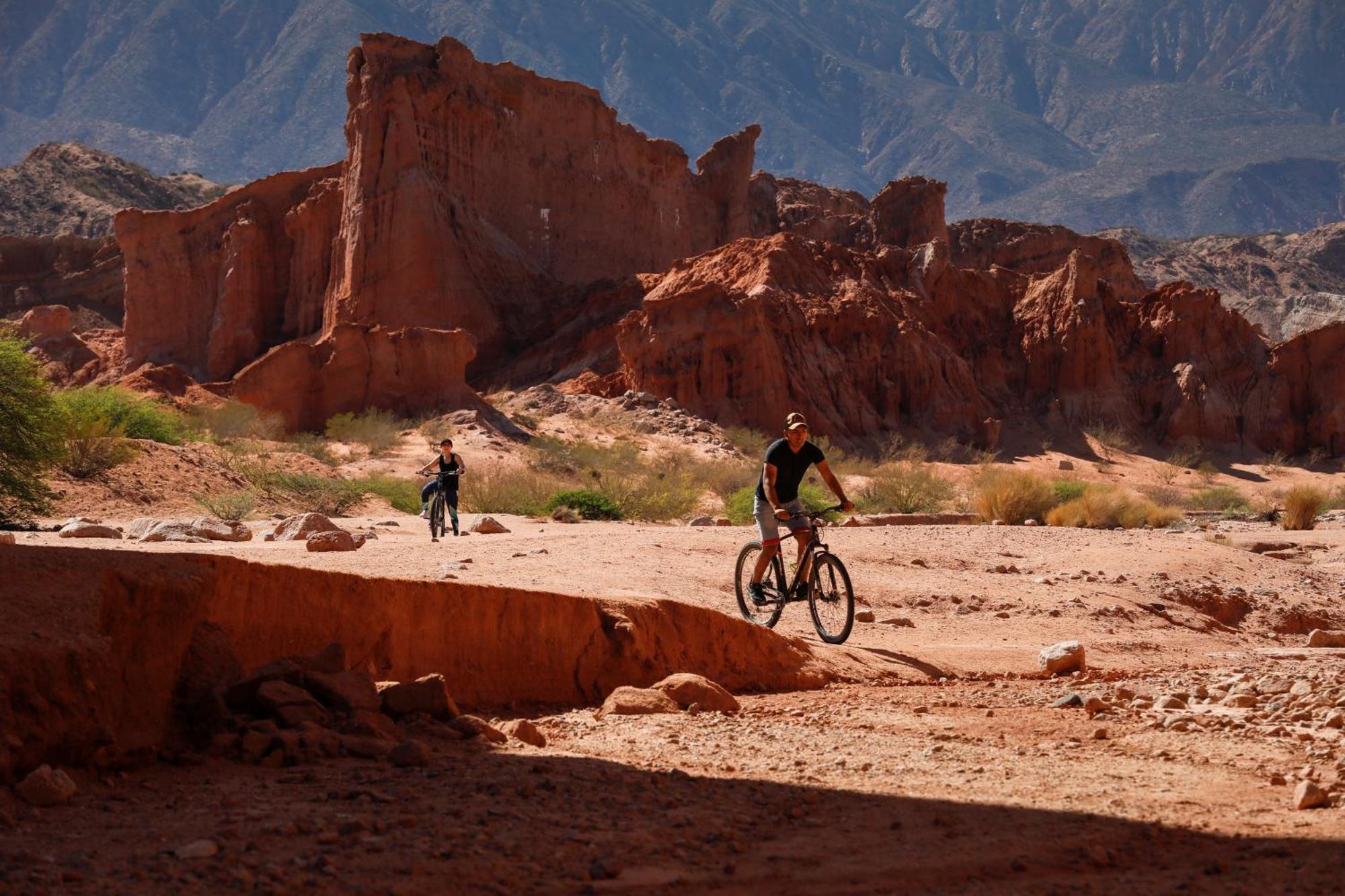 Hotel Grace Cafayate Exterior foto Biking at the Grand Canyon