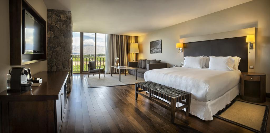 Hotel Grace Cafayate Exterior foto A guest room at the Four Seasons Hotel