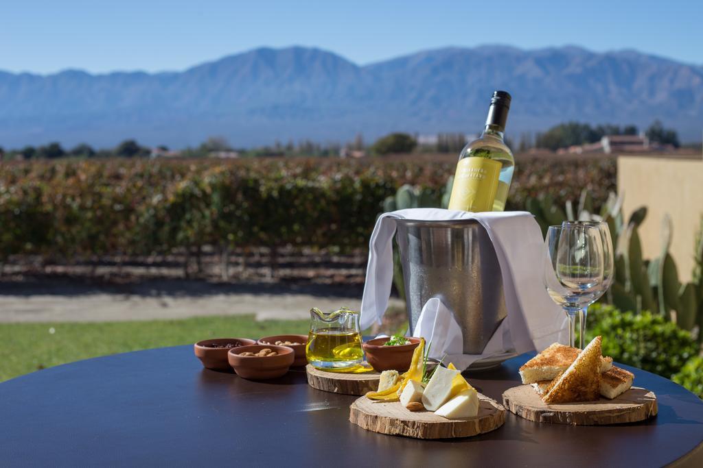 Hotel Grace Cafayate Exterior foto A bottle of wine from the region