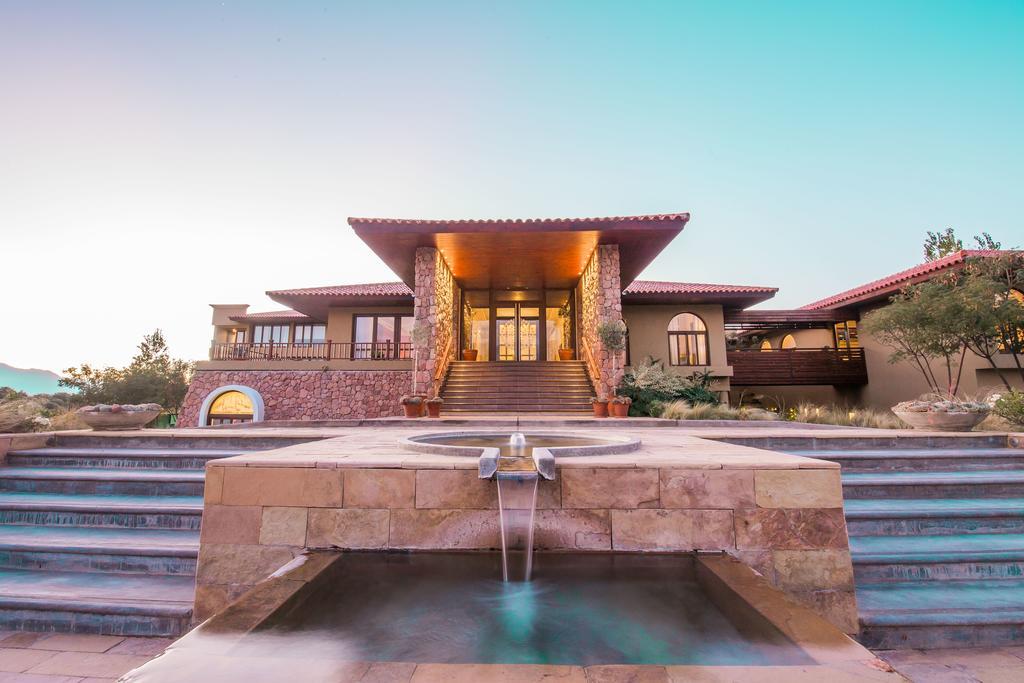 Hotel Grace Cafayate Exterior foto Fountain at the entrance of the hotel